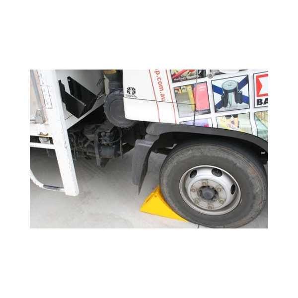 Moulded Plastic Heavy Duty Wheel Chocks – Large (Pair) - Image 4